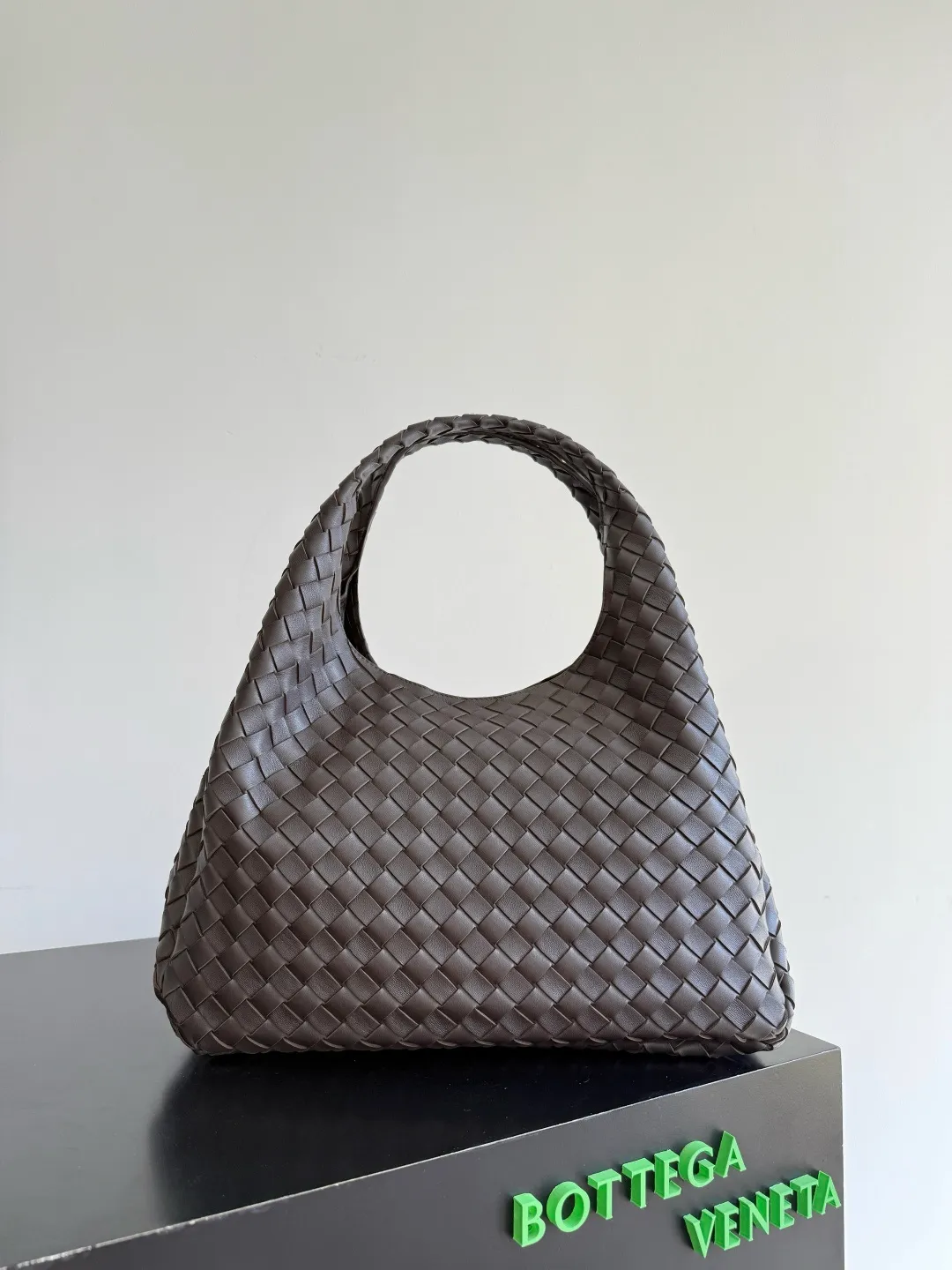 Batch 2760 new products are coming! BOTTEGA VENETA Bottega Veneta's 2025 new Campana shoulder bag is on the market~ First of all, I would like to praise the weight of this bag. As a not too small bag, it is very light for daily use. For people like me who need to carry a lot of belongings when going out, this advantage is great, and it greatly reduces the burden of traveling. 🛍️The shape is a bit like a combination of parachute and jodie. The blunt triangle shape is cute and honest. Carrying it on your back when going shopping is a good mood accelerator. The handles and body of the bag are both classic weaves. A tie is added to the original open design. If it is not tied up, the bag will look like a small vegetable basket when carried. Style number: 844250 Size: 39*24*18.5cm